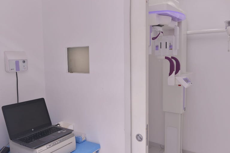 Dentital panoramic x-ray machine